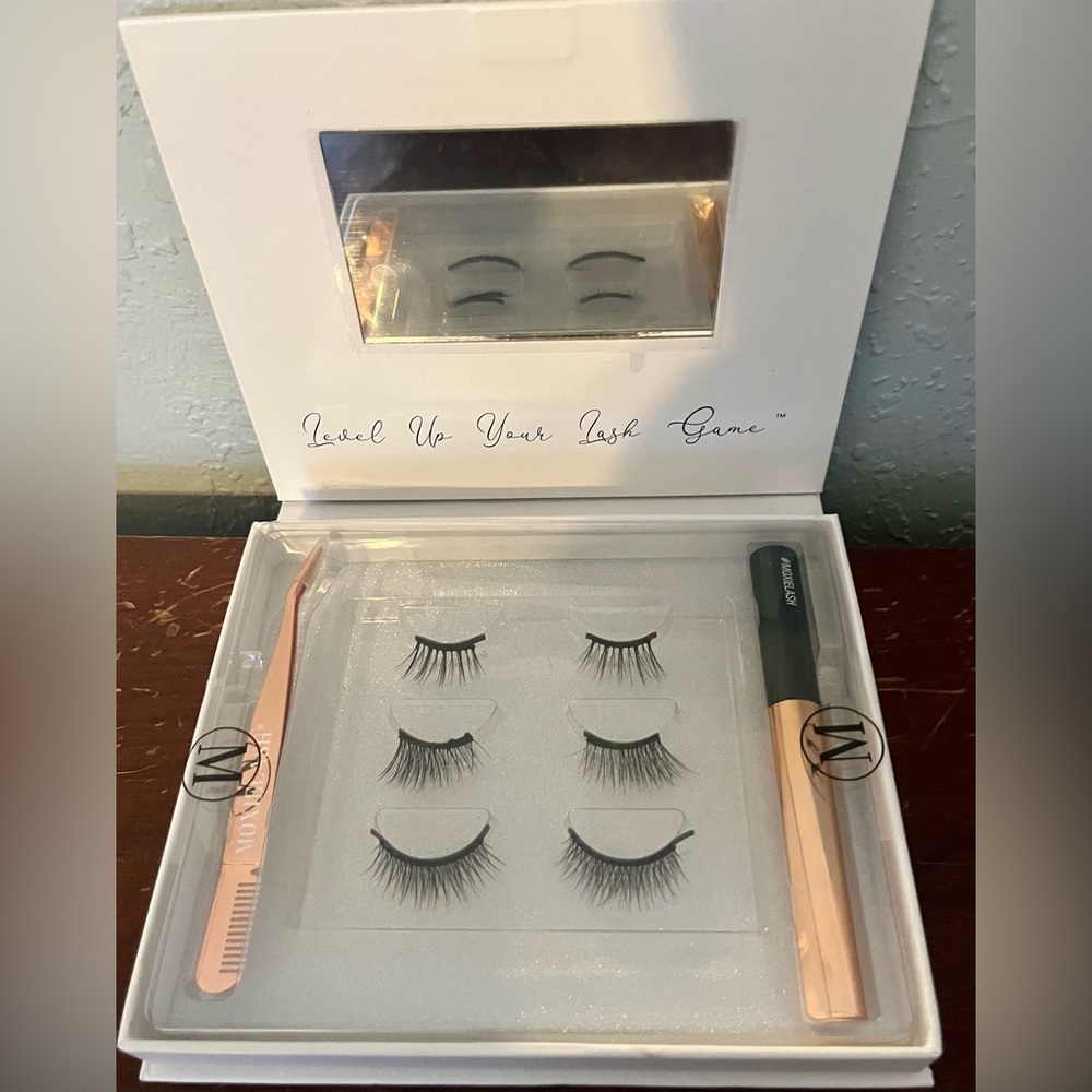 Moxie Lashes Set (Natural) Is The Set Name